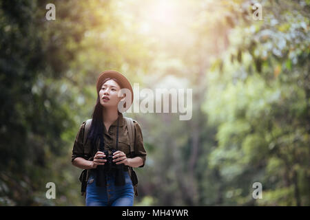 Jeune femme hiker with backpack regardant la carte trekking, randonnées concept. Banque D'Images