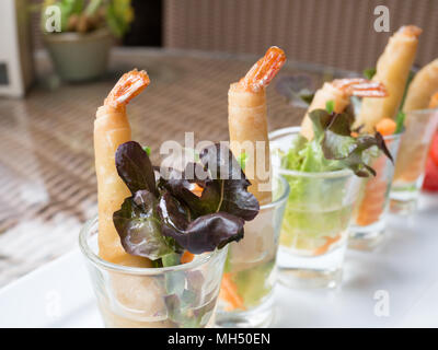 Rouleaux de printemps crevettes frits en verre sur la plaque blanche au restaurant. Banque D'Images