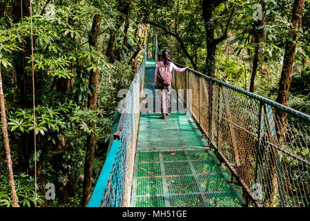 Fille sur le pont suspendu de cloudforest - Monteverde, Costa Rica Banque D'Images