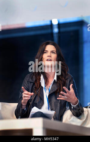 4-21-2018 SPRINT, pavillon, Charlottesville, VA, USA. Cissie Graham Lynch, petite fille du révérend Billy Graham s'exprimant lors d'écouter en premier. D'abord écouter faisait partie de la première Semaine nationale de la conversation (Avril 20-28, 2018). La première écoute de la fin de semaine des courses à Charlottesville, VA, ont été créés à l'appui de la guérison et de la réconciliation après 2017 la suprématie blanche et des manifestations pro-Confédération iroquoise morte une femme de gauche et une communauté divisée. Graham Lynch est membre du président américain Donald Trump's Evangelical Conseil consultatif. Banque D'Images