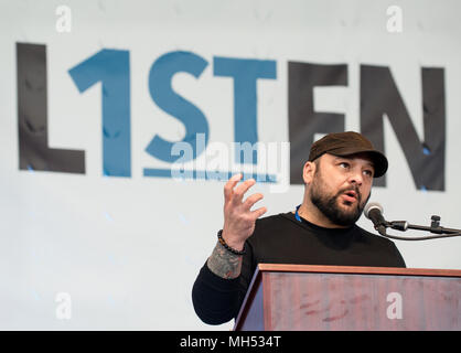 4-21-2018 SPRINT, pavillon, Charlottesville, VA, USA. Ancien suprémaciste blanc et auteur Christian Picciolini s'exprimant lors d'écouter d'abord à Charlottesville. D'abord écouter faisait partie de la première Semaine nationale de la conversation (Avril 20-28, 2018). La première écoute de la fin de semaine des courses à Charlottesville ont été créés à l'appui de la guérison et de la réconciliation après 2017 la suprématie blanche et des manifestations pro-Confédération iroquoise morte une femme de gauche et une communauté divisée. Un petit nombre de sièges de l'amphithéâtre de 3 500 places étaient occupées le samedi que des haut-parleurs et des discussions de groupe ont été présentés. Banque D'Images