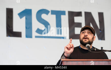 4-21-2018 SPRINT, pavillon, Charlottesville, VA, USA. Ancien suprémaciste blanc et auteur Christian Picciolini s'exprimant lors d'écouter d'abord à Charlottesville. D'abord écouter faisait partie de la première Semaine nationale de la conversation (Avril 20-28, 2018). La première écoute de la fin de semaine des courses à Charlottesville ont été créés à l'appui de la guérison et de la réconciliation après 2017 la suprématie blanche et des manifestations pro-Confédération iroquoise morte une femme de gauche et une communauté divisée. Un petit nombre de sièges de l'amphithéâtre de 3 500 places étaient occupées le samedi que des haut-parleurs et des discussions de groupe ont été présentés. Banque D'Images