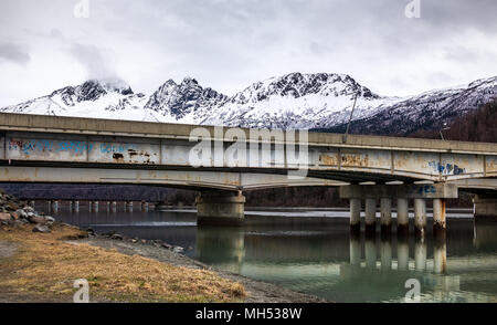 Knik River Bridge et les montagnes Chugach. Glenn Highway. La Knik River est le séparateur entre Anchorage et la vallée de Matsu, Palmer et de Wasilla. Banque D'Images