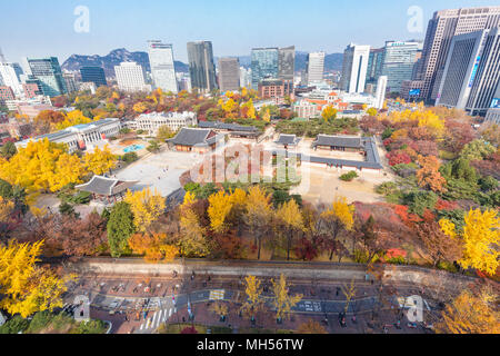 Vue de la ville de Séoul et palais Deoksugung en automne Banque D'Images
