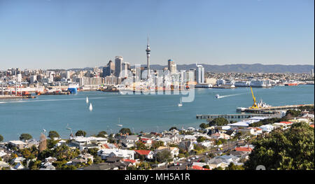 Vue panoramique de la banlieue de Devonport au premier plan et le quartier central des affaires d'Auckland et le port sont à l'arrière-plan. Ferries et CJP Banque D'Images