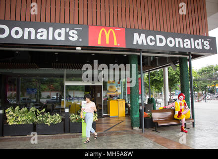 CHIANG MAI, THAÏLANDE - 28 avril 2018 : McDonald's restaurant à Suandok Park. Maharaj l'hôpital. Banque D'Images