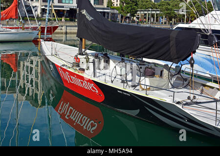 Auckland, Nouvelle-Zélande - le 26 février 2016, Emirates Team New Zealand Coupe de l'America bateau de course dans le Viaduct Harbour maintenant disponible pour les touristes à h Banque D'Images