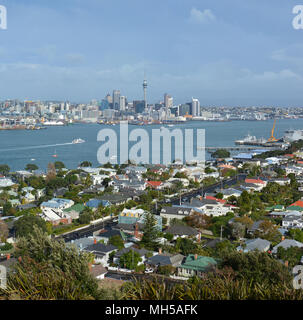 Vue depuis le mont Victoria, Devonport vers Auckland City dans l'arrière-plan avec l'exemplaire de l'espace. Image libre, en Nouvelle-Zélande. Banque D'Images