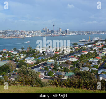 Auckland, Nouvelle-Zélande - 21 mai 2016 : vue depuis le mont Victoria, Devonport vers Auckland City dans l'arrière-plan avec l'exemplaire de l'espace. Banque D'Images