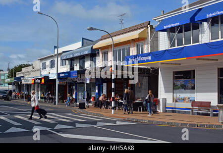 Auckland, Nouvelle-Zélande - 22 mai 2016 : La rue principale de St Helliers Bay à Auckland. Banque D'Images