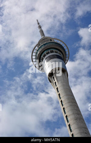 La Sky Tower est une tour de télécommunications et d'observation situé au coin de Victoria et les rues de l'Auckland, Auckland City, Banque D'Images