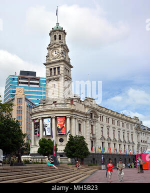 Auckland, Nouvelle-Zélande - 28 Février, 2016 ; Auckland hôtel de ville et tour de l'horloge au Aotea Square, rue Queen. Banque D'Images