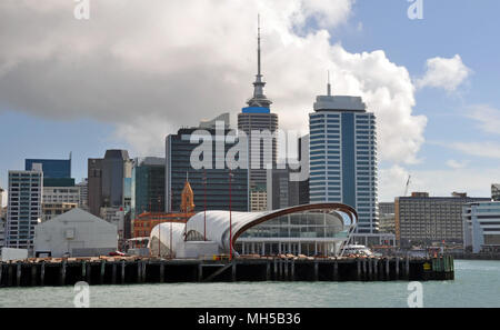 Auckland waterfront bâtiments y compris le nuage qui a été temporairement érigée à l'extrémité ouest de Queens Wharf pour accueillir un centre-ville fanzo Banque D'Images