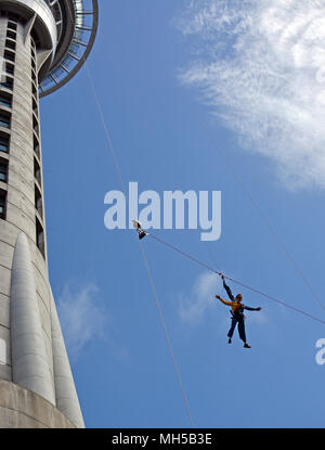 Auckland, Nouvelle-Zélande - Février 27, 2016 ; femme Saut de la Auckland Sky Tower. Banque D'Images