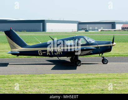 Piper PA-28-140 Cherokee Archer III à Wellesbourne Airfield, Warwickshire, UK (G-AYJR) Banque D'Images