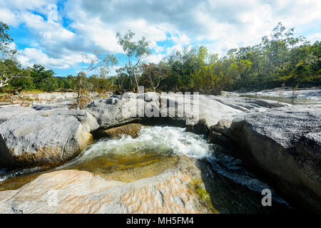 Les rochers de granit sur la rivière érodées par Davies Creek Falls, Davies Creek National Park près de Mareeba, Far North Queensland, Queensland, Australie, FNQ Banque D'Images