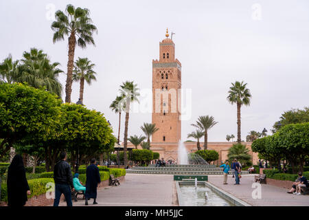 Marrakech, Maroc - 08 novembre 2017 : Vue de la Koutoubia à Marrakech du Lalla Hasna parc avec des palmiers au premier plan Banque D'Images