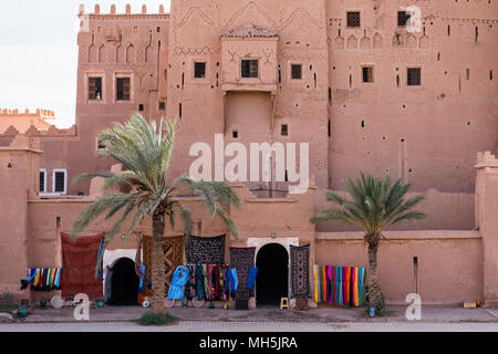 La rue du marché à Ouarzazate village en face de kasbah traditionnelle au Maroc Banque D'Images