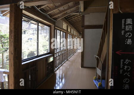 IWATE, JAPON - 29 avril : vieux couloir de style japonais qui se connecte à l'Osawa Onsen à Hanamaki, Iwate Prefecture, Japon le 29 avril 2018.Osawa Onsen est un grand onsen Inn qui se compose de trois auberges, ansuikaku ikusuikan isuibu et et chacun de trois auberges ont des caractéristiques uniques que vous pouvez profiter avec votre famille ou même un voyageur individuel. (Photo : Richard Atrero de Guzman/Aflo) Banque D'Images