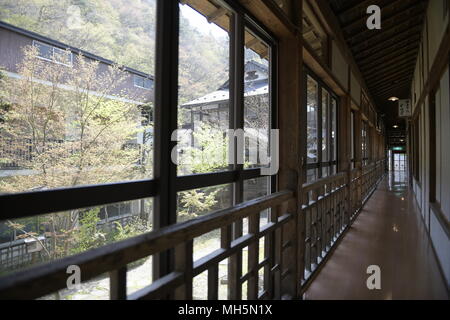 IWATE, JAPON - 29 avril : vieux couloir de style japonais qui se connecte à l'Osawa Onsen à Hanamaki, Iwate Prefecture, Japon le 29 avril 2018.Osawa Onsen est un grand onsen Inn qui se compose de trois auberges, ansuikaku ikusuikan isuibu et et chacun de trois auberges ont des caractéristiques uniques que vous pouvez profiter avec votre famille ou même un voyageur individuel. (Photo : Richard Atrero de Guzman/Aflo) Banque D'Images