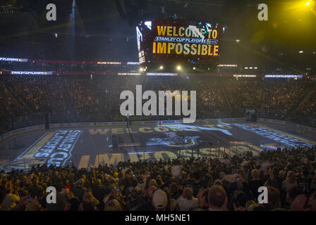 Las Vegas, Nevada, USA. Apr 11, 2018. La cérémonie d'ouverture des Chevaliers d'or alors qu'ils font face à l'A.L. Rois à la T-Mobile Arena durant leur premier match le mercredi 11 avril 2018, à Las Vegas. Credit : L.E. Baskow/ZUMA/Alamy Fil Live News Banque D'Images