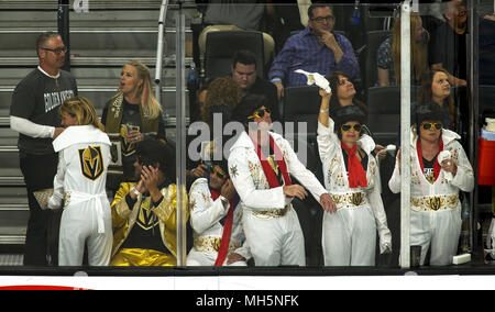 Las Vegas, Nevada, USA. Apr 11, 2018. Un groupe d'Elvis' applaudir la Vegas Golden Knights comme ils conduisent les Kings de Los Angeles fin lors de leur premier match à la T-Mobile Arena le mercredi 11 avril 2018, à Las Vegas. Credit : L.E. Baskow/ZUMA/Alamy Fil Live News Banque D'Images