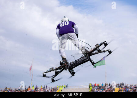 Vol du drone humain au cours de l'Italien 'Serie' une correspondance entre Fiorentina 3-0 Napoli au stade Artemio Franchi le 29 avril 2018 à Firenze, Italie. Credit : Maurizio Borsari/AFLO/Alamy Live News Banque D'Images