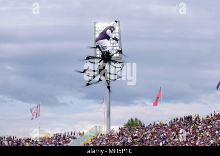 Vol du drone humain au cours de l'Italien 'Serie' une correspondance entre Fiorentina 3-0 Napoli au stade Artemio Franchi le 29 avril 2018 à Firenze, Italie. Credit : Maurizio Borsari/AFLO/Alamy Live News Banque D'Images