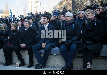 Toronto, Canada. Apr 29, 2018. Gouverneur général du Canada Julie Payette (1re L), le maire de Toronto, John Tory (2L), le premier ministre du Canada, Justin Trudeau (C), Premier Ministre de l'Ontario Kathleen Wynne (1e R) et d'autres invités assister à la veillée à TorontoStrong Mel Lastman Square de Toronto, Canada, le 29 avril 2018. Des milliers de Canadiens ont assisté à la Veillée de TorontoStrong le dimanche pour se souvenir des victimes de meurtriers de lundi dernier van attaque qui laissé 10 morts et 15 blessés. Credit : Zou Zheng/Xinhua/Alamy Live News Banque D'Images