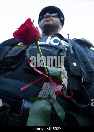 Toronto, Canada. Apr 29, 2018. Une rose rouge se pare d'un agent de police pendant la veillée de TorontoStrong à Mel Lastman Square de Toronto, Canada, le 29 avril 2018. Des milliers de Canadiens ont assisté à la Veillée de TorontoStrong le dimanche pour se souvenir des victimes de meurtriers de lundi dernier van attaque qui laissé 10 morts et 15 blessés. Credit : Zou Zheng/Xinhua/Alamy Live News Banque D'Images