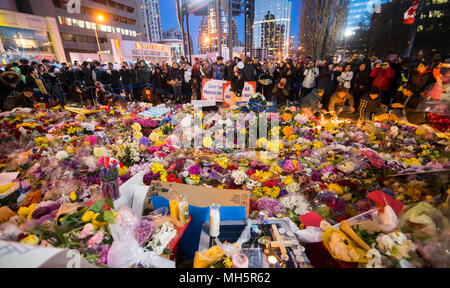 Toronto, Canada. Apr 29, 2018. Les gens paient leurs aspects pendant la veillée de TorontoStrong à Mel Lastman Square de Toronto, Canada, le 29 avril 2018. Des milliers de Canadiens ont assisté à la Veillée de TorontoStrong le dimanche pour se souvenir des victimes de meurtriers de lundi dernier van attaque qui laissé 10 morts et 15 blessés. Credit : Zou Zheng/Xinhua/Alamy Live News Banque D'Images