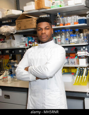 **Sous embargo jusqu'à 17.00 Lundi 30 Avril Avril 2018** L'acteur John Boyega, rend visite à l'Imperial College de Londres pour en savoir plus sur la Fondation Vodafone de neuf disques DOM app et le cancer associé nommé Projet de recherche de drogues. L'app et du projet visent à accélérer considérablement la recherche sur le cancer cruciale en exploitant la puissance de traitement des téléphones mobiles lorsqu'ils sont du jour au lendemain. L'app, développé par la Fondation Vodafone et de l'Imperial College crowdsources la puissance de traitement des smartphones pour analyser les milliards de données requises par le projet de la drogue. Boyega enfilé son sommeil porter pour t Banque D'Images