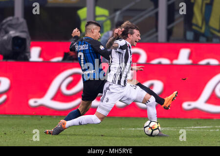 Federico Bernardeschi de Juventus et Joao Pedro Cavaco Cancelo d'Inter au cours de l'Italienne de la Erie UN' match entre Inter 2-3 Juventus au stade Giuseppe Meazza, le 28 avril 2018 à Milan, Italie. (Photo de Maurizio Borsari/AFLO) Banque D'Images