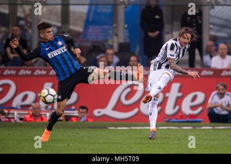 Federico Bernardeschi de Juventus et Joao Pedro Cavaco Cancelo d'Inter au cours de l'Italienne de la Erie UN' match entre Inter 2-3 Juventus au stade Giuseppe Meazza, le 28 avril 2018 à Milan, Italie. (Photo de Maurizio Borsari/AFLO) Banque D'Images