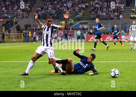 Douglas Costa de Souza de Juventus et Joao Pedro Cavaco Cancelo d'Inter au cours de l'Italienne de la Erie UN' match entre Inter 2-3 Juventus au stade Giuseppe Meazza, le 28 avril 2018 à Milan, Italie. (Photo de Maurizio Borsari/AFLO) Banque D'Images