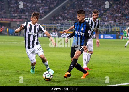 Joao Pedro Cavaco Cancelo de l'Inter et Paulo Dybala Exequiel de Juventus et Mario Mandzukic de Juventus durant l'Italien 'Serie' un match entre la Juventus Inter 2-3 à Giuseppe Meazza, le 28 avril 2018 à Milan, Italie. (Photo de Maurizio Borsari/AFLO) Banque D'Images