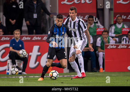 Joao Pedro Cavaco Cancelo Mario Mandzukic de l'Inter et de la Juventus, au cours de l'Italien 'Serie' un match entre la Juventus Inter 2-3 à Giuseppe Meazza, le 28 avril 2018 à Milan, Italie. (Photo de Maurizio Borsari/AFLO) Banque D'Images