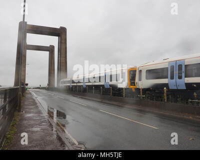 Isle of Sheppey, Kent, UK. 30 avril, 2018. Météo France : les précipitations et des coups de vent combinés pour produire des conditions terribles pour la conduite et le transport sur l'île de Sheppey dans le nord du Kent aujourd'hui. Une rafale de 55mph (force de tempête 10) a déjà été enregistré à 7h30 par le club nautique local's station météo. Pic : le pont Kingsferry qui porte la principale ligne de chemin de fer de l'île de la terre ferme. Credit : James Bell/Alamy Live News Banque D'Images