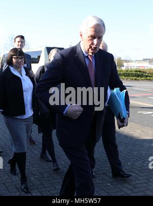 Dublin, Irlande. 30 avril 2018. All-Island le dialogue civique sur Brexit : Quatrième Session plénière à Dundalk Institute of Technology. Négociateur en chef Michel Barnier Brexit arrivant à une conférence de presse à un All-Island le dialogue civique sur Brexit : Quatrième Session plénière à Dundalk Institute of Technology. Photo : Eamonn Farrell/RollingNews RollingNews.ie : Crédit.ie/Alamy Live News Banque D'Images