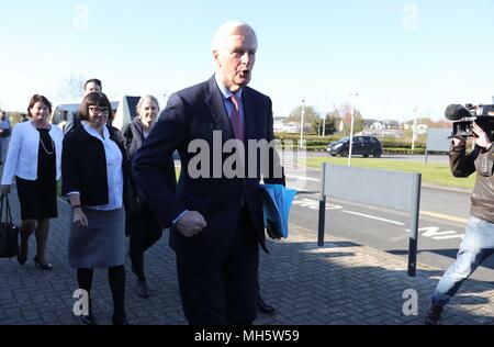 Dublin, Irlande. 30 avril 2018. All-Island le dialogue civique sur Brexit : Quatrième Session plénière à Dundalk Institute of Technology. Négociateur en chef Michel Barnier Brexit arrivant à une conférence de presse à un All-Island le dialogue civique sur Brexit : Quatrième Session plénière à Dundalk Institute of Technology. Photo : Eamonn Farrell/RollingNews RollingNews.ie : Crédit.ie/Alamy Live News Banque D'Images