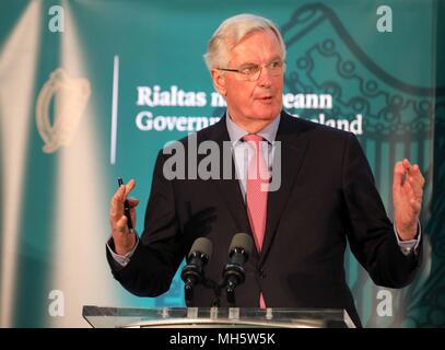 Dublin, Irlande. 30 avril 2018. All-Island le dialogue civique sur Brexit : Quatrième Session plénière à Dundalk Institute of Technology. Négociateur en chef Brexit Michel Barnier lors d'une conférence de presse à un All-Island le dialogue civique sur Brexit : Quatrième Session plénière à Dundalk Institute of Technology. Photo : Eamonn Farrell/RollingNews RollingNews.ie : Crédit.ie/Alamy Live News Banque D'Images