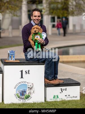 Edinburgh, Royaume-Uni. 30 avril 2018. Les politiciens et leurs chiens canine et de manifester leur volonté politique de voir qui de l'Ecosse plus "pawfect politique des chats est nommé chien Holyrood de l'année. L'événement, organisé par les deux plus grandes organisations de protection canine au Royaume-Uni, le Kennel Club et les chiens la confiance, attire l'attention sur les questions concernant le meilleur ami de l'homme aujourd'hui et met en lumière les relations uniques entre les MSP et leurs chiens. Sur la photo : Maurice Golden et Leo Le Cocker Anglais Credit : Riche de Dyson/Alamy Live News Banque D'Images