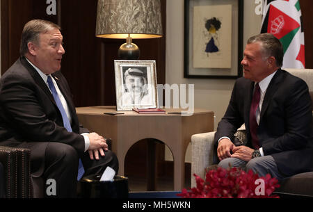 Amman, Jordanie. Apr 30, 2018. Le roi Abdallah II de Jordanie (R) rencontre avec la secrétaire d'État des États-Unis, Mike Pompeo à Amman, Jordanie, le 30 avril 2018. Mike Pompeo le dimanche est arrivé en Jordanie pour visite de deux jours dans le cadre d'une tournée au Moyen-Orient qui couvre également l'Arabie saoudite et Israël. Credit : piscine/Xinhua/Alamy Live News Banque D'Images