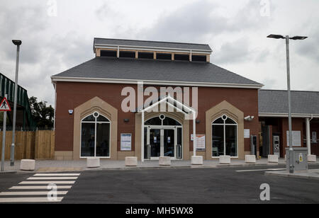 Kenilworth, Warwickshire, Angleterre, Royaume-Uni. 30 avril 2018. Les services ferroviaires ont commencé aujourd'hui à Kenilworth, Warwickshire, avec l'ouverture de sa nouvelle gare, 50 ans après la fermeture par le Dr Beeching de l'ancienne gare. En dépit des promesses de la station d'être prêt pour 2016, une série de retards a frustré les résidents de la ville attendent les nouveaux services ferroviaires. Exploitation d'abord avec une seule voiture, train diesel services de jour sont toutes les heures dans chaque sens entre Coventry et Leamington Spa. Crédit : Colin Underhill/Alamy Live News Banque D'Images