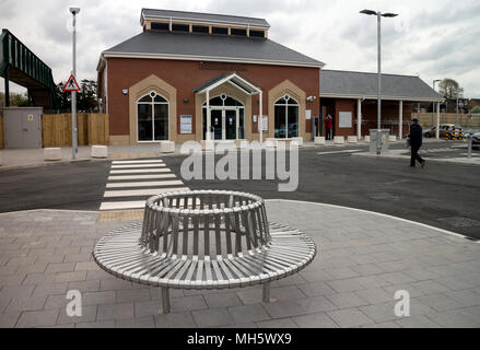 Kenilworth, Warwickshire, Angleterre, Royaume-Uni. 30 avril 2018. Les services ferroviaires ont commencé aujourd'hui à Kenilworth, Warwickshire, avec l'ouverture de sa nouvelle gare, 50 ans après la fermeture par le Dr Beeching de l'ancienne gare. En dépit des promesses de la station d'être prêt pour 2016, une série de retards a frustré les résidents de la ville attendent les nouveaux services ferroviaires. Exploitation d'abord avec une seule voiture, train diesel services de jour sont toutes les heures dans chaque sens entre Coventry et Leamington Spa. Crédit : Colin Underhill/Alamy Live News Banque D'Images