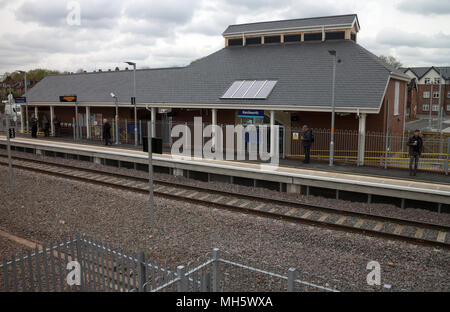 Kenilworth, Warwickshire, Angleterre, Royaume-Uni. 30 avril 2018. Les services ferroviaires ont commencé aujourd'hui à Kenilworth, Warwickshire, avec l'ouverture de sa nouvelle gare, 50 ans après la fermeture par le Dr Beeching de l'ancienne gare. En dépit des promesses de la station d'être prêt pour 2016, une série de retards a frustré les résidents de la ville attendent les nouveaux services ferroviaires. Exploitation d'abord avec une seule voiture, train diesel services de jour sont toutes les heures dans chaque sens entre Coventry et Leamington Spa. Crédit : Colin Underhill/Alamy Live News Banque D'Images