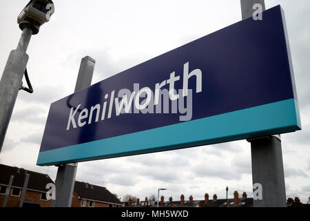 Kenilworth, Warwickshire, Angleterre, Royaume-Uni. 30 avril 2018. Les services ferroviaires ont commencé aujourd'hui à Kenilworth, Warwickshire, avec l'ouverture de sa nouvelle gare, 50 ans après la fermeture par le Dr Beeching de l'ancienne gare. En dépit des promesses de la station d'être prêt pour 2016, une série de retards a frustré les résidents de la ville attendent les nouveaux services ferroviaires. Exploitation d'abord avec une seule voiture, train diesel services de jour sont toutes les heures dans chaque sens entre Coventry et Leamington Spa. Crédit : Colin Underhill/Alamy Live News Banque D'Images