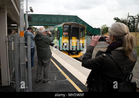 30 avril 2018. Kenilworth, Warwickshire, Angleterre, Royaume-Uni. Les services ferroviaires ont commencé aujourd'hui à Kenilworth, Warwickshire, avec l'ouverture de sa nouvelle gare, 50 ans après la fermeture par le Dr Beeching de l'ancienne gare. En dépit des promesses de la station d'être prêt pour 2016, une série de retards a frustré les résidents de la ville attendent les nouveaux services ferroviaires. Exploitation d'abord avec une seule voiture, train diesel services de jour sont toutes les heures dans chaque sens entre Coventry et Leamington Spa. Les gens photographier un service de mi-journée de Coventry. Banque D'Images