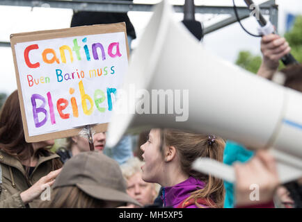 30 avril 2018, l'Allemagne, Rüsselsheim : un élève est titulaire d'un panneau 'Cantina Buen Bario muss bleiben' (lit. Cantina Buen Bario doit rester) au cours d'une manifestation à l'extérieur du groupe indépendant de l'administration centrale de Sodexo. Les élèves et enseignants de l'IGS (comprehensive school) Nordend à Francfort manifester contre Sodexo, le nouvel opérateur de leur cantine, à Rüsselsheim. L'exploitant actuel Cantina Buen Barrio avait perdu le contrat après un appel d'offres de la ville de Francfort. Photo : Fabian Sommer/dpa Banque D'Images