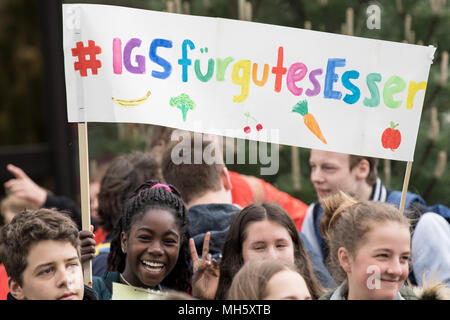 30 avril 2018, l'Allemagne, Rüsselsheim : deux élèves maintenir en place un panneau '# IGS für gutes essen' (lit. # Comprehensive school pour la bonne nourriture) au cours d'une manifestation à l'extérieur du groupe indépendant de l'administration centrale de Sodexo. Les élèves et enseignants de l'IGS (comprehensive school) Nordend à Francfort manifester contre Sodexo, le nouvel opérateur de leur cantine, à Rüsselsheim. L'exploitant actuel Cantina Buen Barrio avait perdu le contrat après un appel d'offres de la ville de Francfort. Photo : Fabian Sommer/dpa Banque D'Images